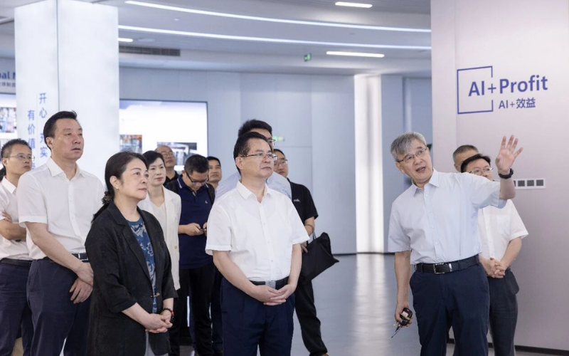 天下政协常委、民革中央副主席刘家强带队调研威廉希尔手艺，，，，，，，，共探人工智能与工业深度融合路径